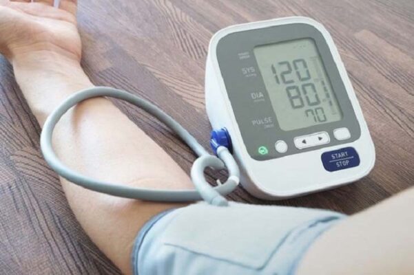 Đo huyết áp thường xuyên